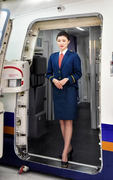 Een Stewardess Van China Southern Airlines Presenteert Een Uniform Tijdens — Stockfoto