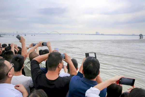 Visitatori Residenti Locali Osservano Onde Una Linea Marea Del Fiume — Foto Stock