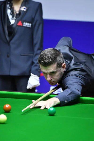 Mark Selby Inglaterra Joga Tiro Para Zhou Yuelong China Sua — Fotografia de Stock