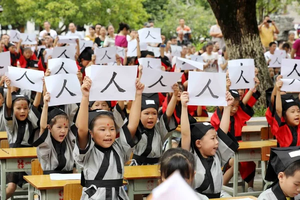 2018年9月3日 中国南部の広西チワン族自治区龍州の小学校で新学期の初めての書式で 子どもたちは英語で を意味する の中国語の書道を披露します — ストック写真