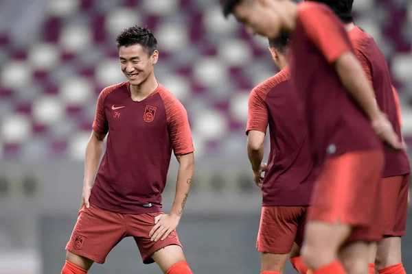 2018年9月6日 中国国家男足队员魏世浩在卡塔尔多哈与卡塔尔国家足球队的国际友谊赛前参加训练课 — 图库照片