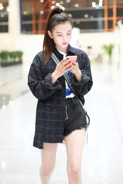 그녀가 패션에 준비로 베이징 공항에 여배우 2019 베이징 2018 — 스톡 사진