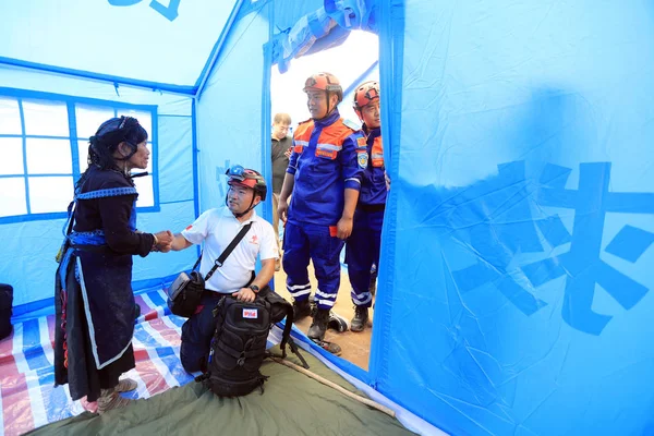 Trabajadores Médicos Chinos Examinan Residentes Locales Una Tienda Rescate Temporal — Foto de Stock