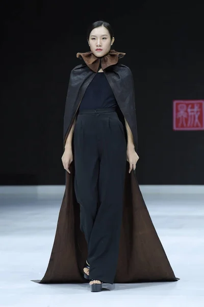 클래식의 패션쇼 2018 동안에 베이징 2018 꿈에서 새로운 창조를 — 스톡 사진