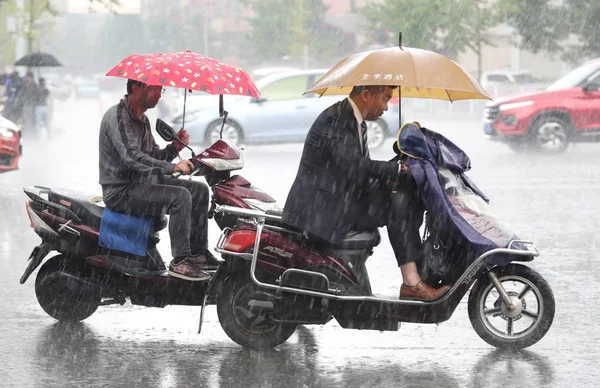 Велогонщики Едут Затопленной Дороге Сильный Ливень Сильный Ветер Вызванный Тайфуном — стоковое фото
