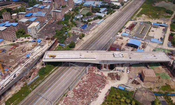 18000トンの箱桁の橋が鉄道の上で120度回転しており ナンニン市の高速道路にドッキングするために 南中国の広西庄自治区 月2018 — ストック写真