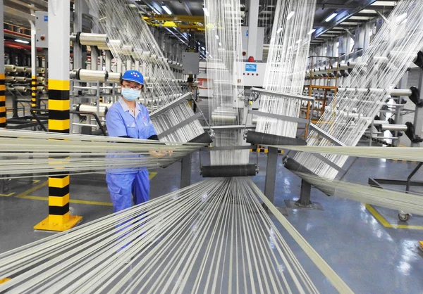 Trabalhador Chinês Processa Fibra Carbono Uma Fábrica Cidade Lianyungang Província — Fotografia de Stock