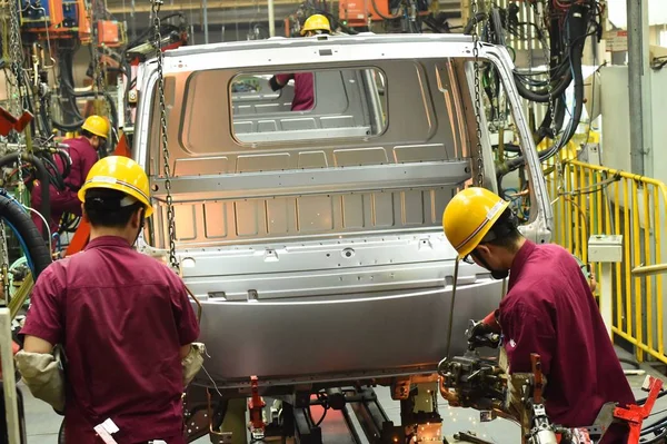 Trabajadores Chinos Montan Camión Línea Montaje Planta Automóviles Jac Motors — Foto de Stock