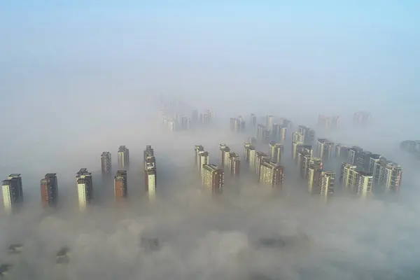 Eine Luftaufnahme Von Wolkenkratzern Dichten Nebel Der Stadt Changzhou Der — Stockfoto
