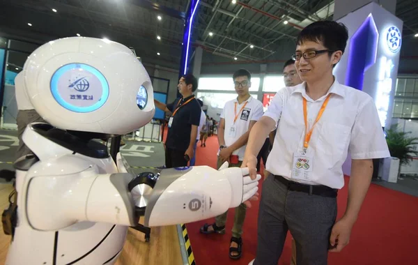Čínský Návštěvník Třese Rukou Inteligentní Robot Displeji Během Číny Průmysl — Stock fotografie