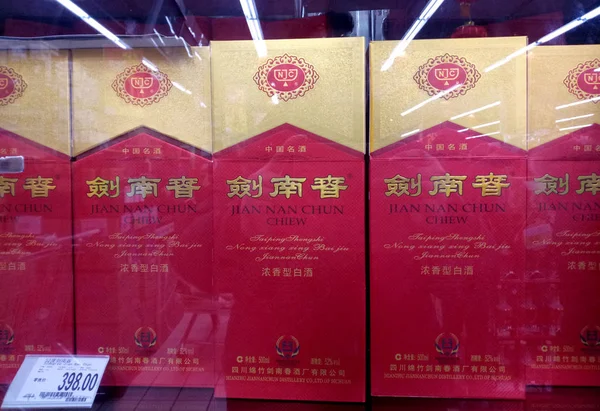 Flaschen Des Berühmten Chinesischen Spirituosenfabrikanten Jiannanchun Stehen Einem Supermarkt Shanghai — Stockfoto