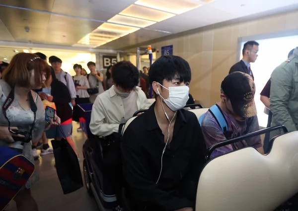 Члены Южнокорейской Мальчиковой Группы Ikon Прибыли Международный Аэропорт Таоюань Тайбэе — стоковое фото