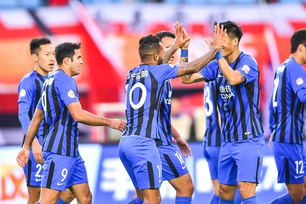 Der Brasilianische Fußballspieler Alex Teixeira Mitte Von Jiangsu Suning Feiert — Stockfoto