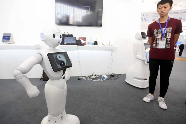 Robot Provádí Taichi Nebo Shadowboxing Před 2018 Světovou Umělou Výzvědovou — Stock fotografie