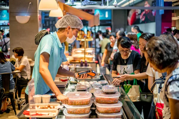 Clientes Chineses Compram Alimentos Uma Loja Varejista Produtos Frescos O2O — Fotografia de Stock