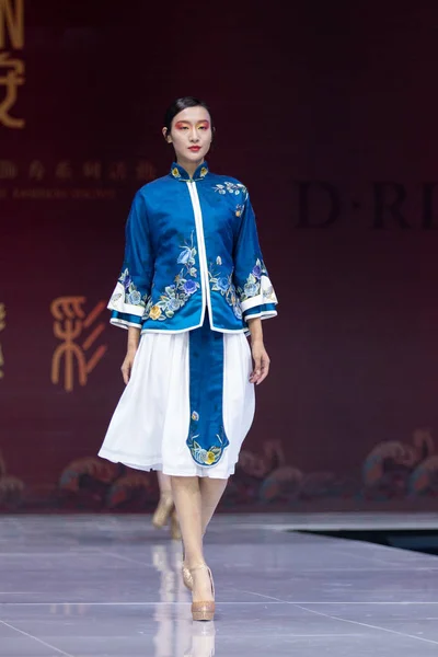 Modell Jeleníti Meg Hagyományos Létrehozása Során Kínai Szellemi Kulturális Örökség — Stock Fotó