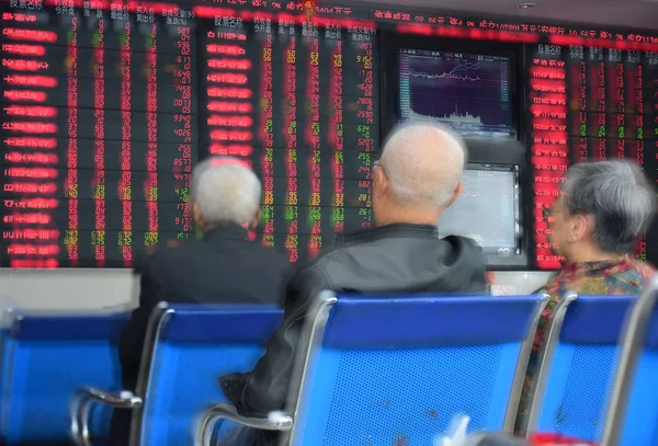 2018年9月21日 中国东部安徽省阜阳市一家股票经纪公司的股价 价格上涨为红色 价格下跌为绿色 — 图库照片