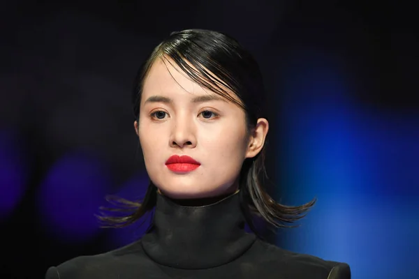 Modelo Exibe Nova Maquiagem Menina China Yuexlin Desfile Moda Durante — Fotografia de Stock