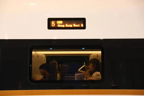 Passeggeri Aspettano Partenza Sul Treno G99 Primo Treno Alta Velocità — Foto Stock