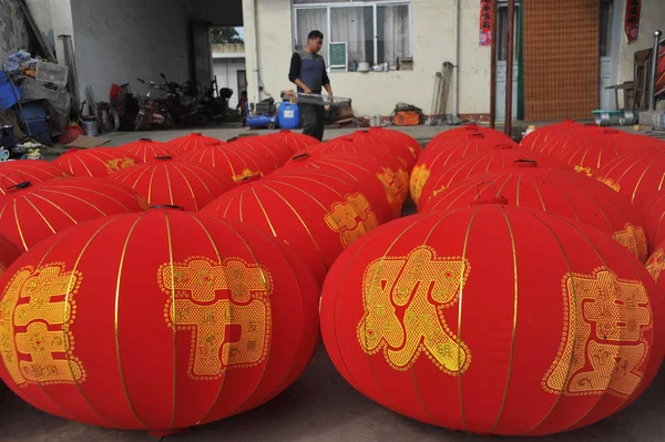 Lavoratori Cinesi Producono Lanterne Rosse Prossima Giornata Nazionale Una Fabbrica — Foto Stock