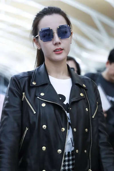 Chinese Oeigoerse Actrice Dilraba Dilmurat Arriveert Bij Shanghai Hongqiao International — Stockfoto