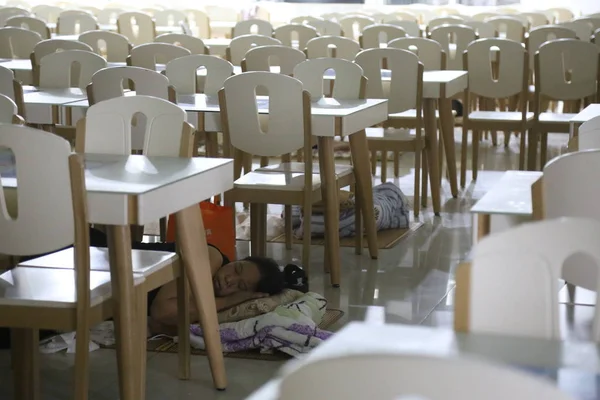 研究の最初の日に登録のための彼らの子供を護衛 新入生学生の親は 2018 日中国中部の河南省鄭州市の大学の食堂の床で寝る — ストック写真