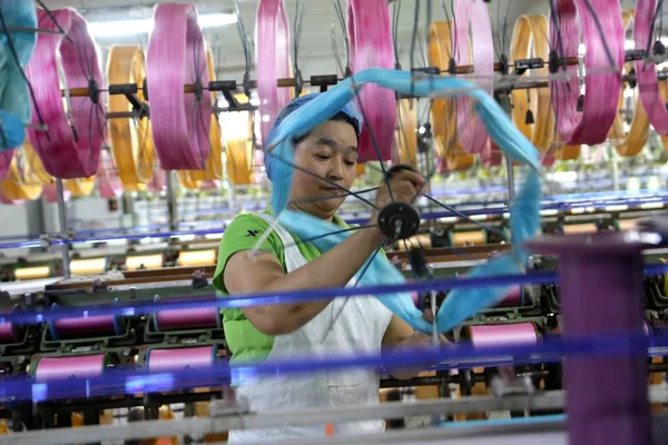Une Travailleuse Chinoise Occupe Production Soie Dans Une Usine Textile — Photo