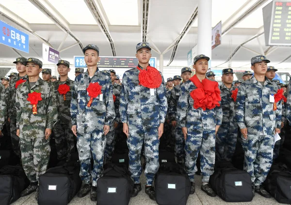 Chinese Rekruten Dragen Enorme Rode Bloemen Vastgemaakt Aan Voorkant Van — Stockfoto