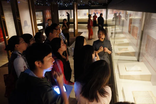 Persone Visitano Una Mostra Yongle Encyclopedia Yongle Dadian Risalente Alla — Foto Stock