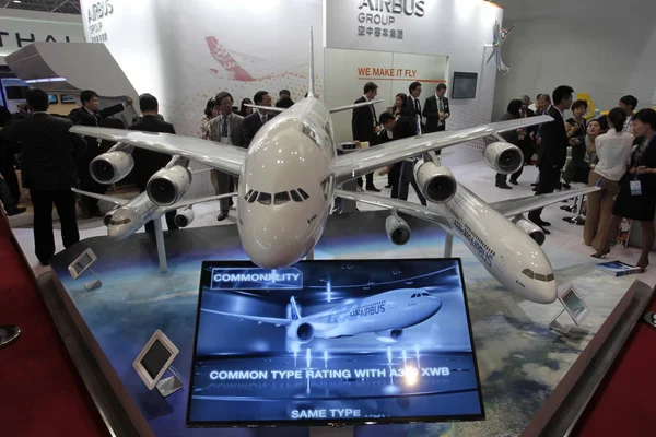 Ludzie Odwiedzają Stoisko Airbus Podczas Expo Mieście Zhuhai Południowej Chiny — Zdjęcie stockowe