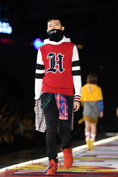 モデルは 2018 日中国 上海市にトミーヒルフィガーの Tommynow アイコン秋 2018 ファッションショー 2018 中に新しい創造を表示します — ストック写真