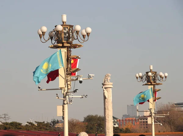 Bandeiras Nacionais Chinesas Cazaques Agitam Poste Luz Frente Rostro Tian — Fotografia de Stock