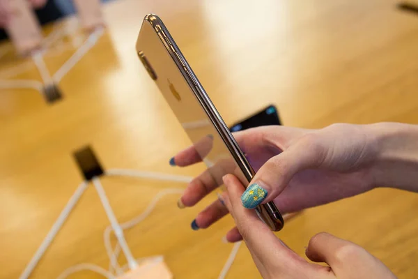 2018年9月21日 在中国上海淮海路旗舰苹果专卖店 一位中国客户尝试展示 Iphone Max 智能手机 — 图库照片
