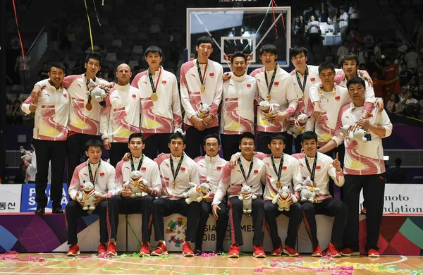 Gracze Drużyny Koszykówki Krajowych Chiński Mężczyzn Pozować Ceremonii Wręczenia Nagród — Zdjęcie stockowe