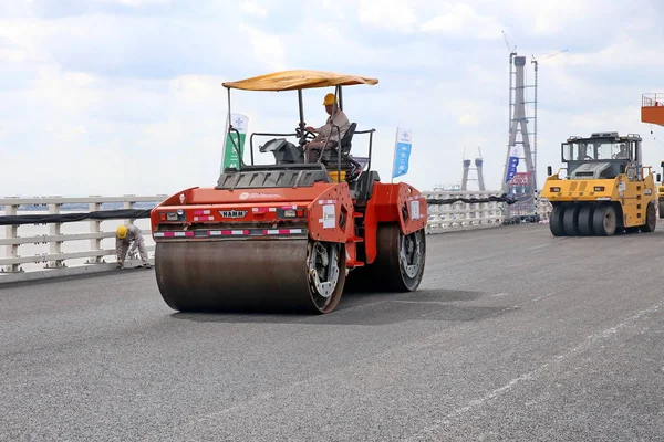 Trabajadores Chinos Operan Pavimentadora Carreteras Para Pintar Betún Puente Con — Foto de Stock