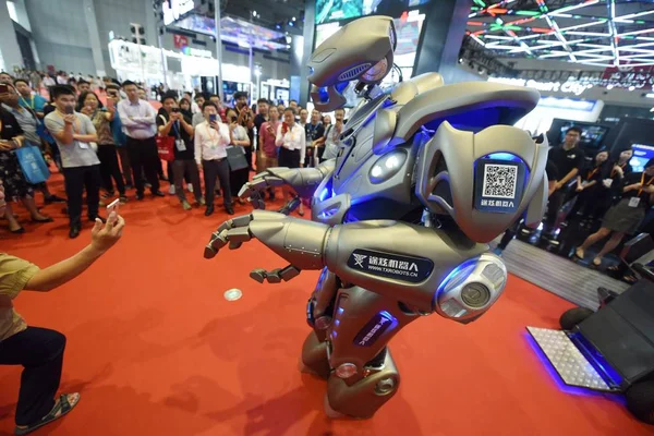 Los Visitantes Chinos Ven Toman Fotos Robot Inteligente Shanghai Tuxuan — Foto de Stock