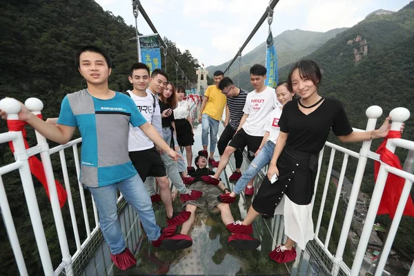 Turistas Posam Para Fotos Ponte Suspensa Fundo Vidro Andares Altura — Fotografia de Stock