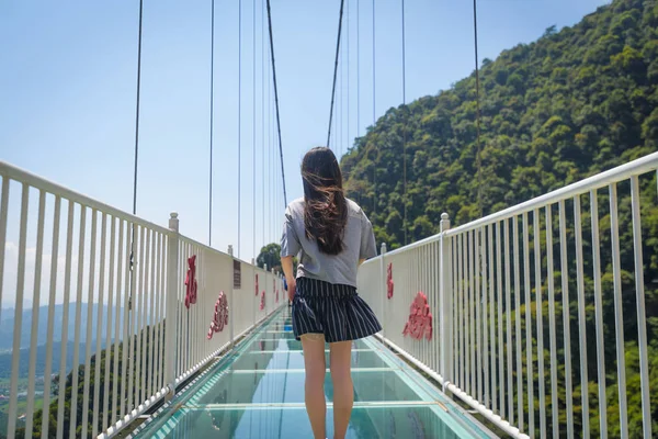 Visitante Camina Sobre Puente Vidrio 316 Metros Largo Montaña Yunmen — Foto de Stock