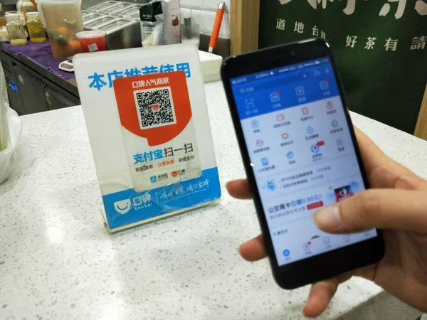 Пользователь Китайского Мобильного Телефона Сканирует Код Через Сервис Мобильных Платежей — стоковое фото