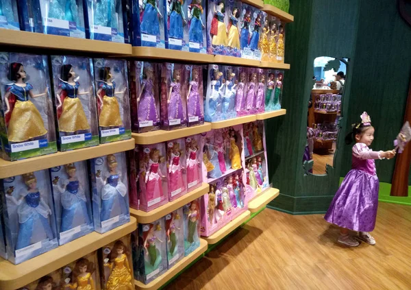 Clientes Compran Juguetes Recuerdos Otros Productos Con Licencia Disney Tienda —  Fotos de Stock