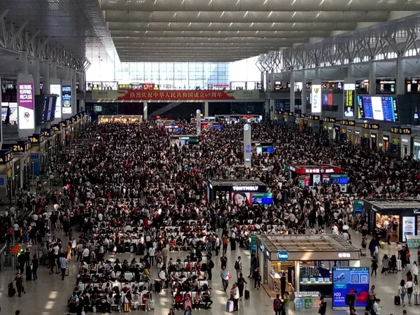 Čínské Cestující Čekat Své Vlaky Shanghai Hongqiao Railway Station Před — Stock fotografie