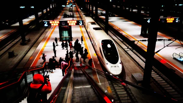 Pasagerii Îmbarcă Într Tren Mare Viteză Spre Mudanjiang Timpul Unui — Fotografie, imagine de stoc