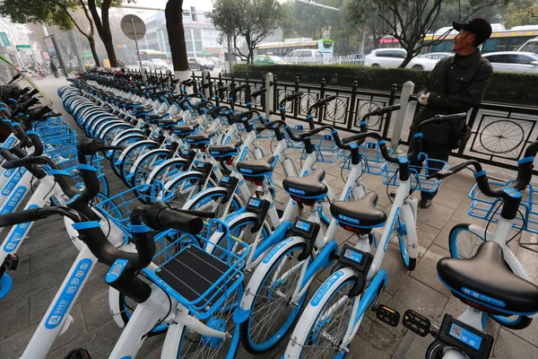 Fahrräder Des Chinesischen Fahrradverleihdienstes Hellobike Stehen Auf Einer Straße Der — Stockfoto