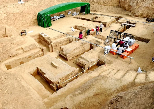 Chińscy Archeolodzy Unearth Wyrobów Brązu Kompleksu Grobowego Sięga Okresu Western — Zdjęcie stockowe