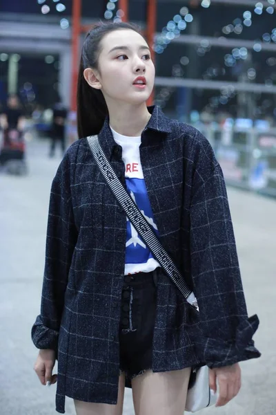 中国の女優 は北京首都国際空港に到着した彼女はホーガン ファッションに出席する準備として表示 2019 春夏ミラノのファッションウィーク期間中に北京 2018 — ストック写真