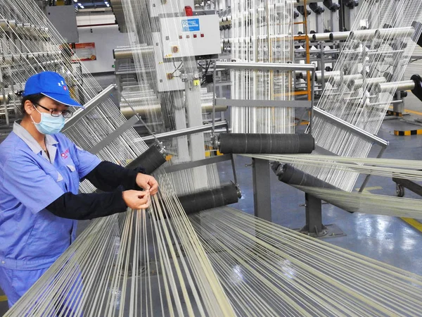 Trabalhador Chinês Processa Fibra Carbono Uma Fábrica Cidade Lianyungang Província — Fotografia de Stock