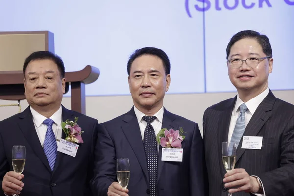 2018年9月26日 香港証券取引所 Hkex で行われた新元エンタープライズ上場の式典で ユアン エンタープライズのディン シャオリ会長 が乾杯の眼鏡を上げる — ストック写真