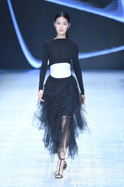 Model Displays New Creation Fashion Show Oriental Modern Center Jean — Stock Photo, Image