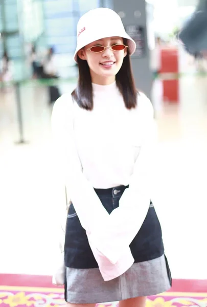 Actrice Chinoise Qin Arrive Aéroport International Shanghai Hongqiao Avant Son — Photo