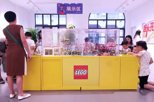Clientes Chinos Compran Una Tienda Lego Ciudad Wuhan Provincia Central —  Fotos de Stock
